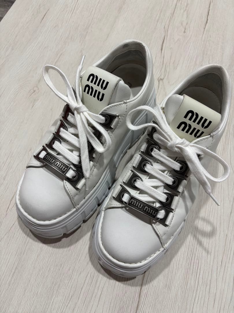 miumiu 厚底スニーカー