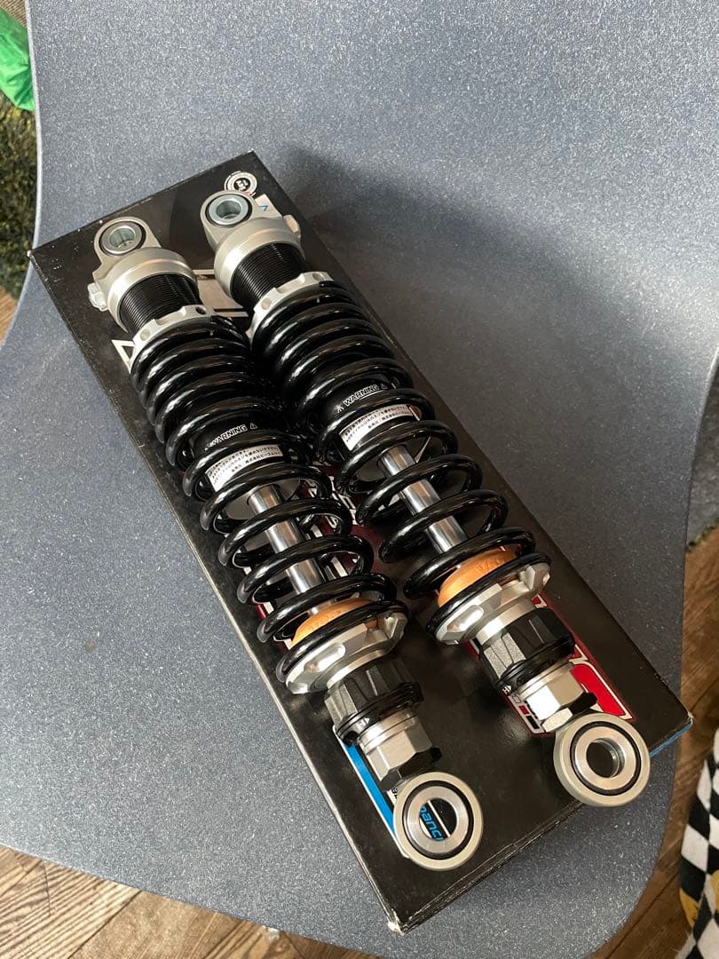 ヤマハSR400 リヤサスペンション　YSS 未使用品