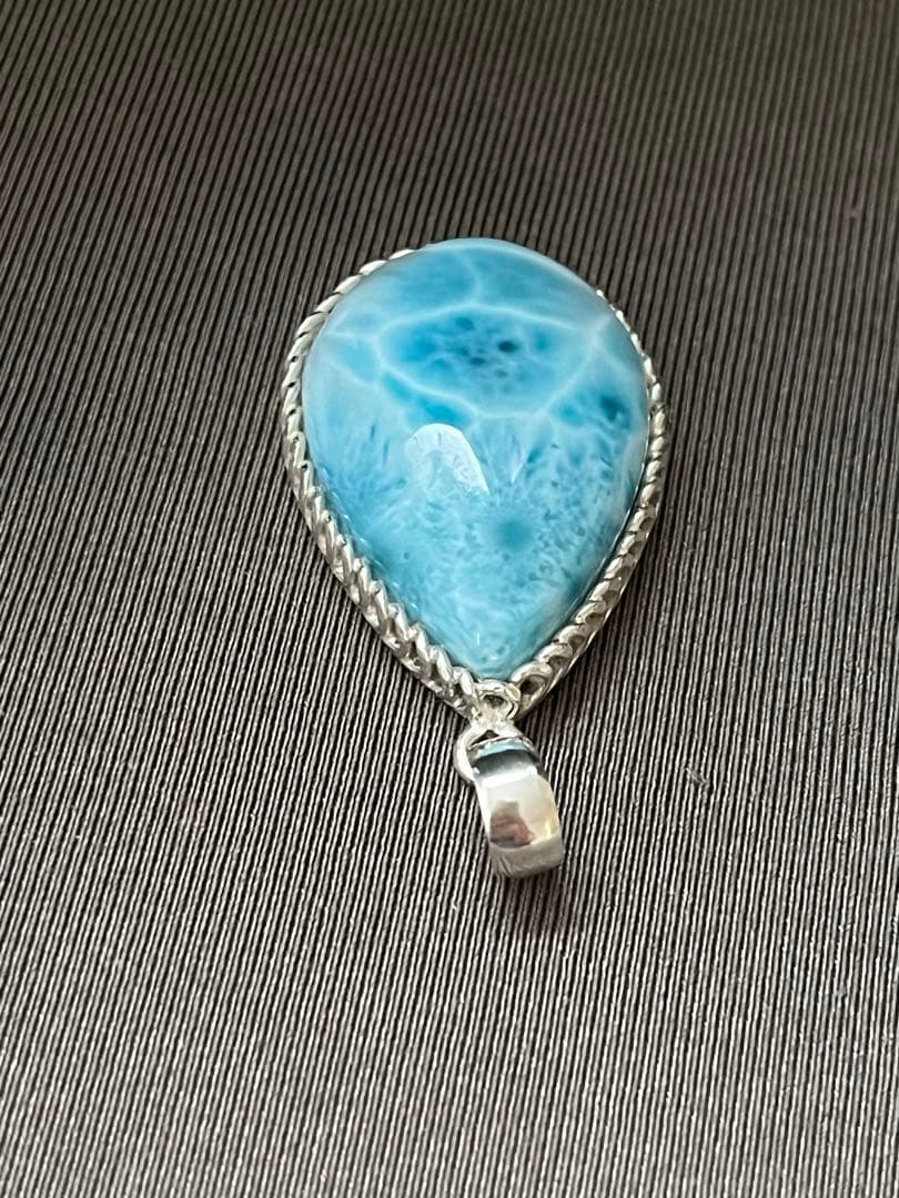 天然石☆高品質！ラリマーしずく型ペンダントトップ☆シルバーワク付き☆模様が美しい