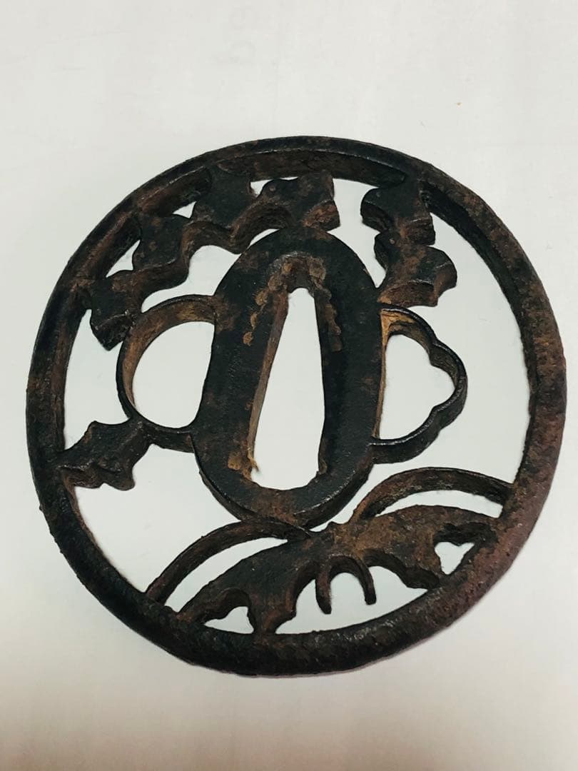 旧家蔵出し品　赤坂鍔　千鳥に蝶の図　鉄製　時代物　箱無し　刀装具　武具　透かし鍔