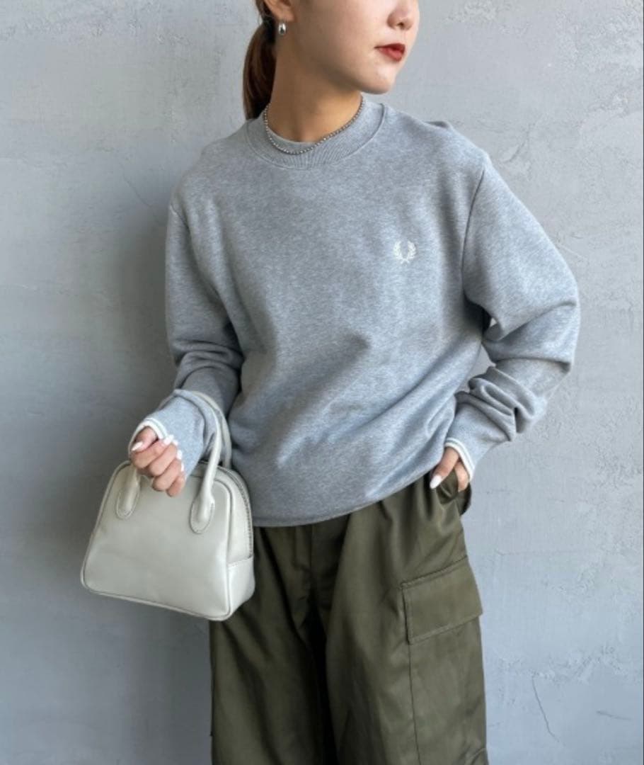 FRED PERRY フレッドペリー　ワンポイントロゴ刺繍クルーネックスウェット