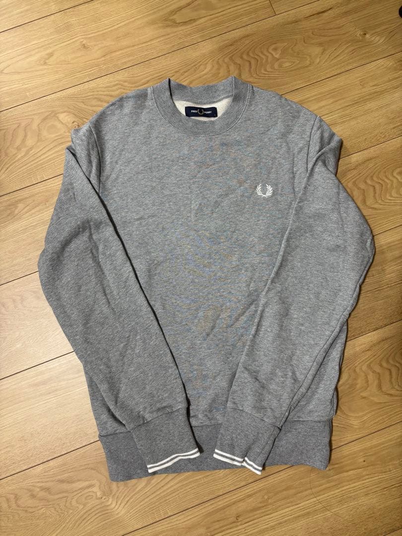 FRED PERRY フレッドペリー　ワンポイントロゴ刺繍クルーネックスウェット