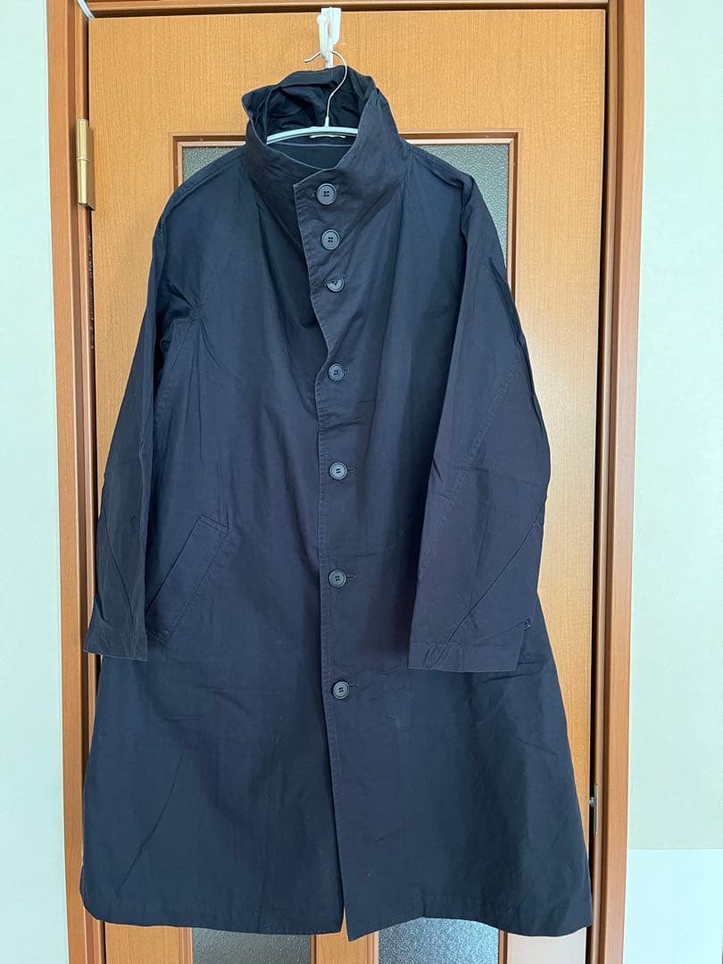 濃紺のロングコート ボタン付き