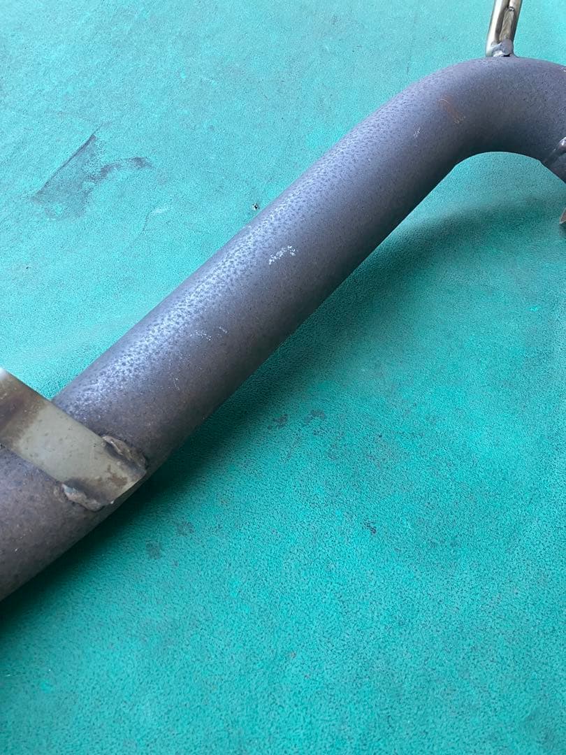 200系ハイエース4型ディーゼルサイド出しデュアルマフラー。