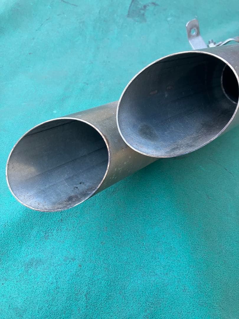 200系ハイエース4型ディーゼルサイド出しデュアルマフラー。