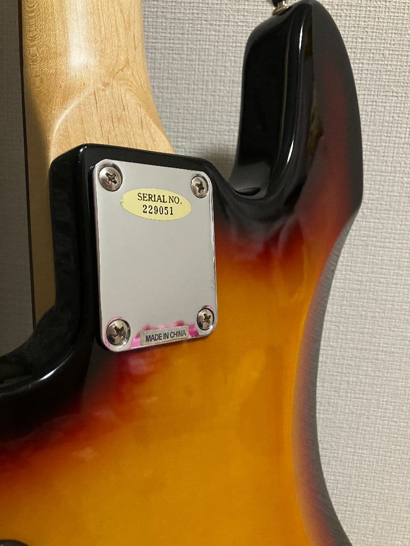 ピックガード改造したLaidBackのスティングレイ風アクティブベース