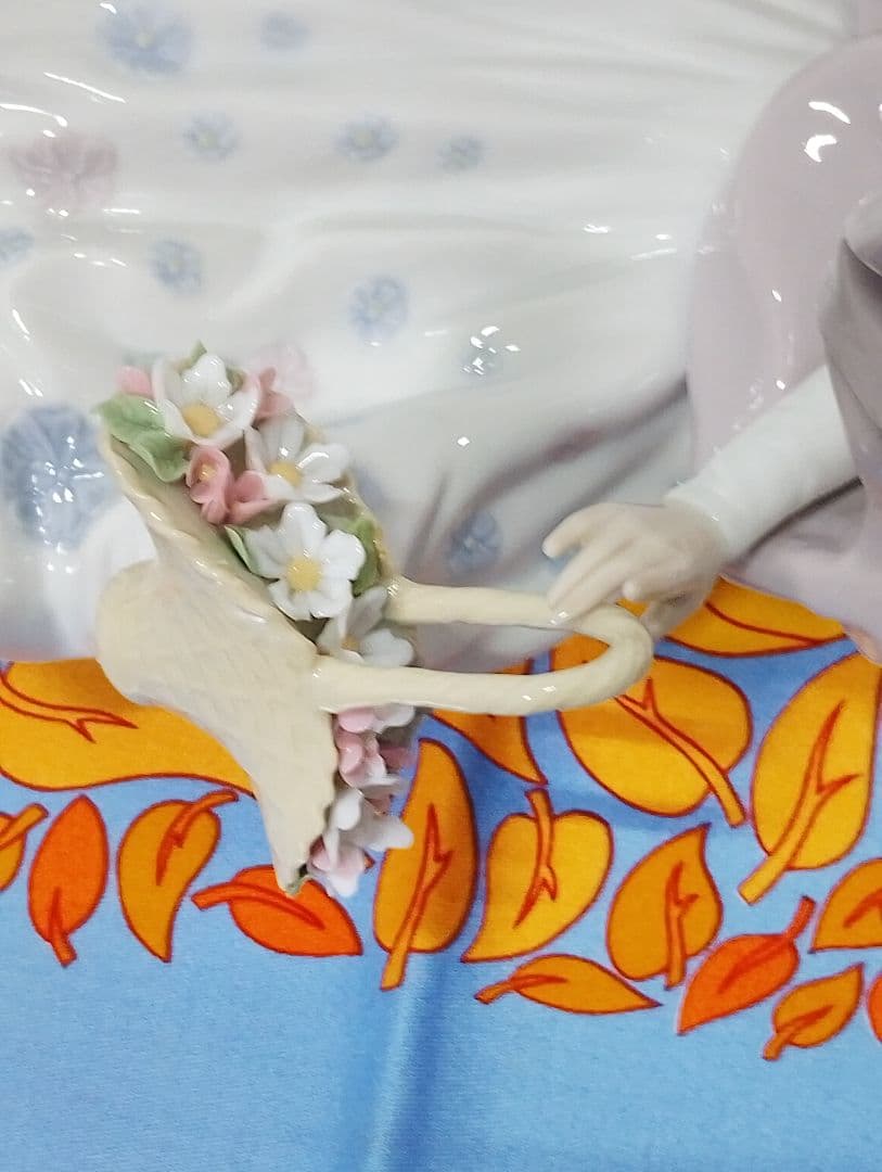 専用です。 LLADRO、春の輝き。ドレスの美しさ。バスケットの花が魅力。