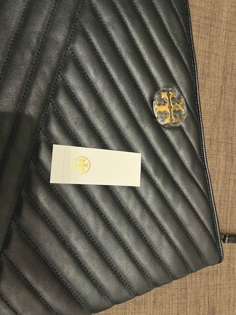 ポ*チ様 クリスマス　大幅値下げ　新品未開封‼️Tory B urch クラッチ