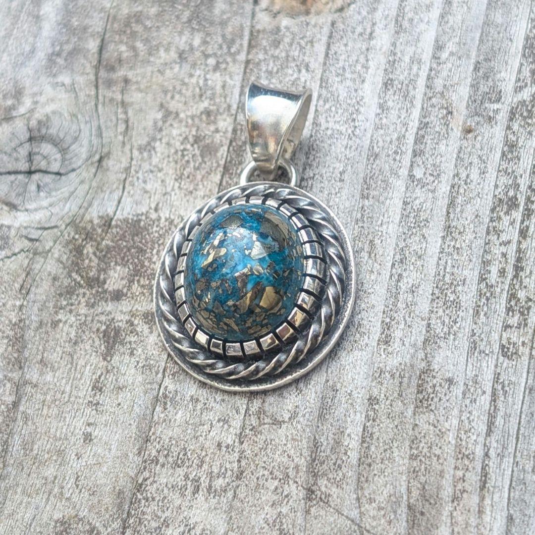 ハンドメイドのターコイズトップ　インディアンジュエリー風　　ネックレストップ