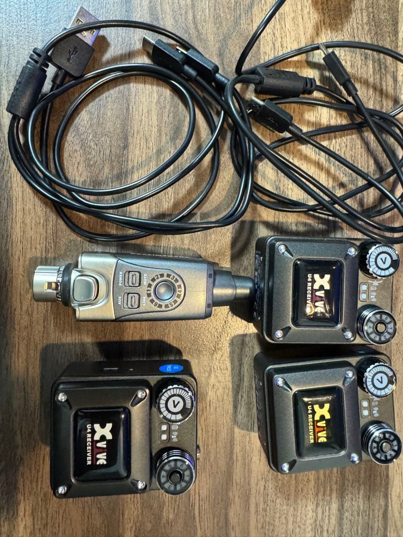 プラウラー Xvive u4 受信機2つ