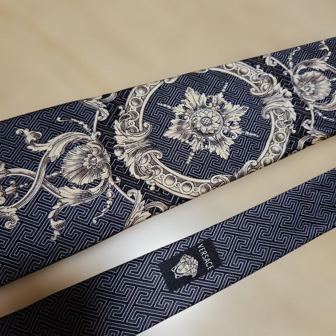 美品、VERSACE 黒地にシルバーのがら一面のシルクネクタイ