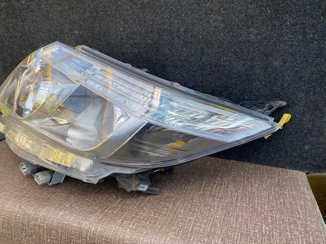 トヨタノア左ヘッドライト クリアレンズ 電灯なし