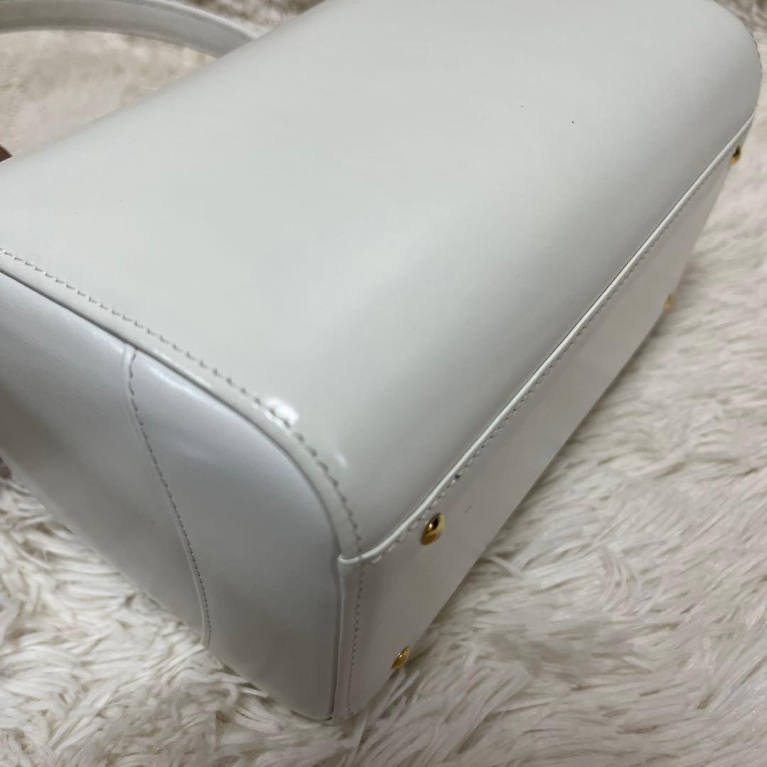 美品✨WAKO ワコウ　ハンドバッグ　ホワイト×ゴールド　自立