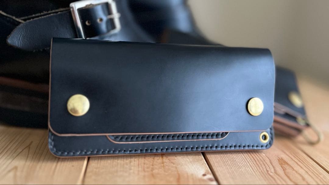 トラッカーウォレット 新喜皮革製 コードバン 蝋引き ブラック