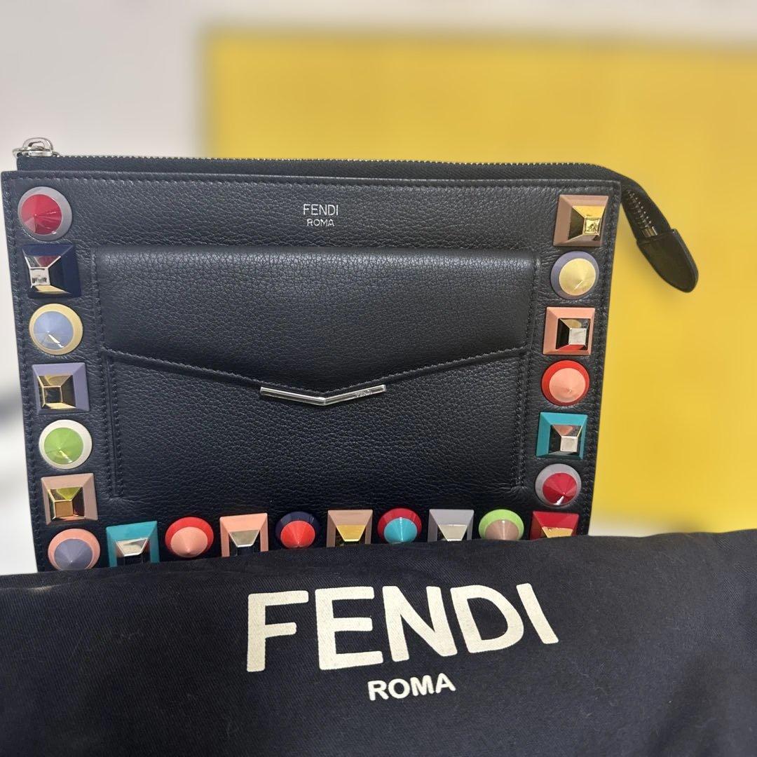 FENDI スタッズ付きレザーショルダーバッグ