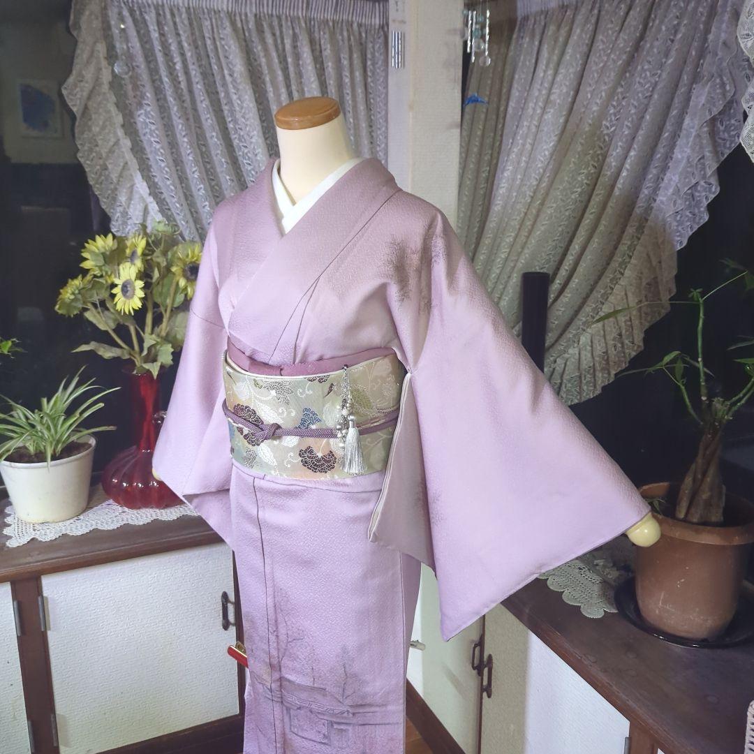 青みピンクの地に薄墨の里山風景模様が神秘的な正絹訪問着です