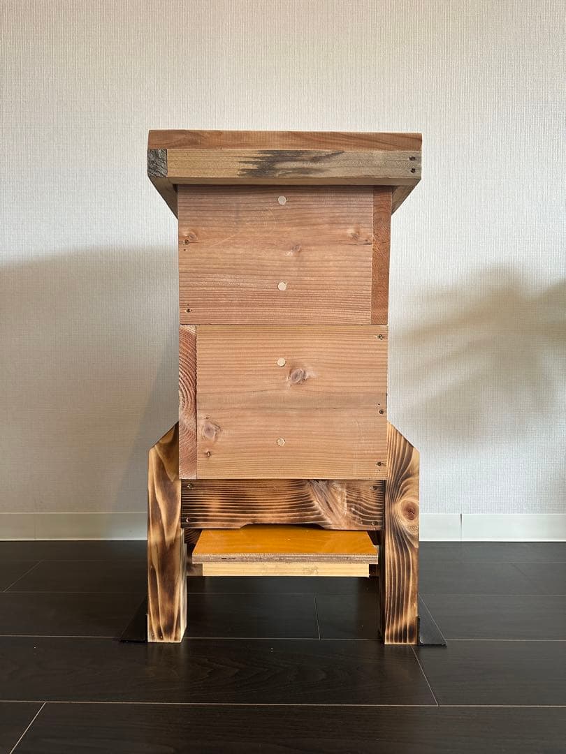 日本蜜蜂　高床式巣箱