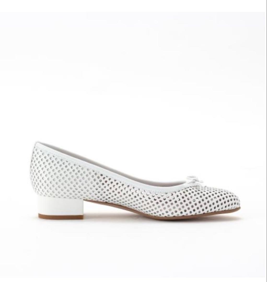 銀座かねまつ パンチングレザーパンプス23cm ホワイト スレンダー 美品