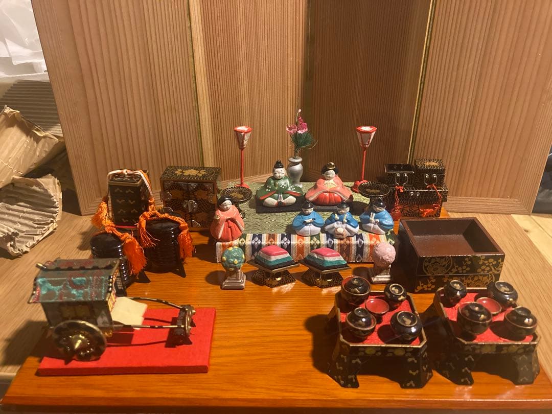 小さい小さい雛人形と雛道具