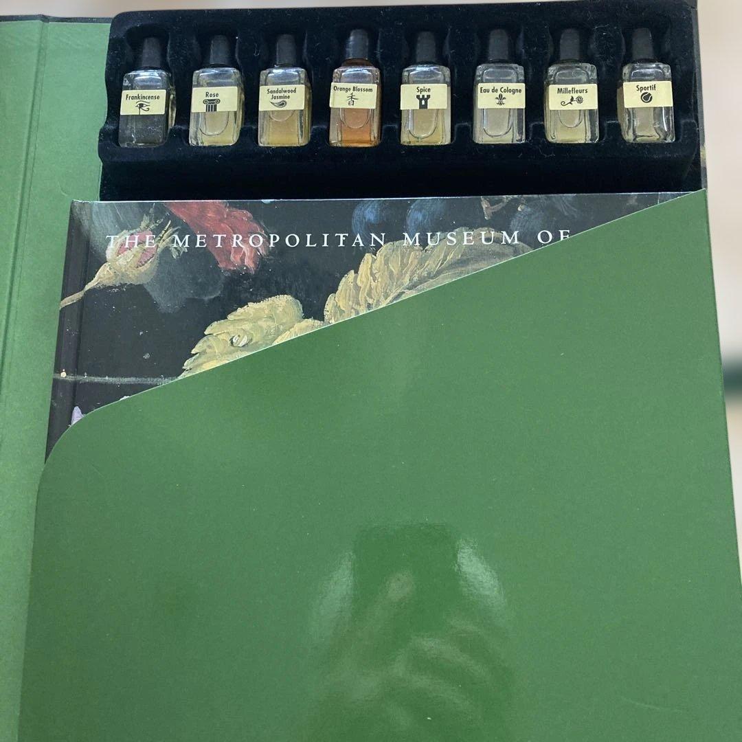 英語が分かる方。香水のサンプルが入った美しい本です。 ご興味のある方へ。