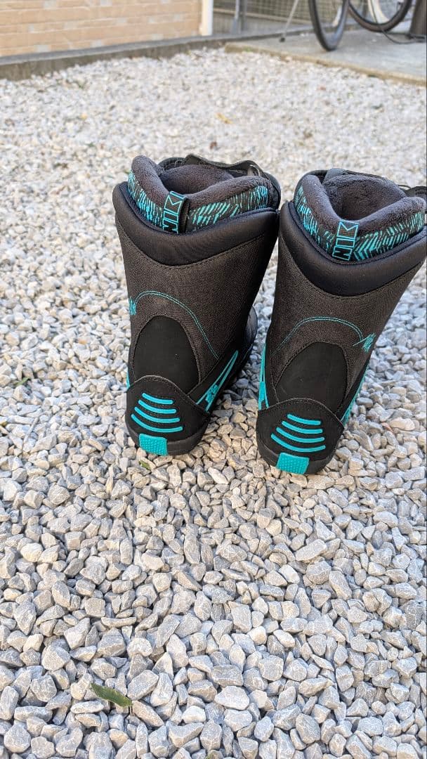 女性用スノーボードブーツ ボアシステム付き