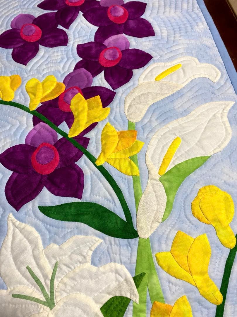 ハワイアンキルトタペストリー　シンビジウムの花束　飾らない心