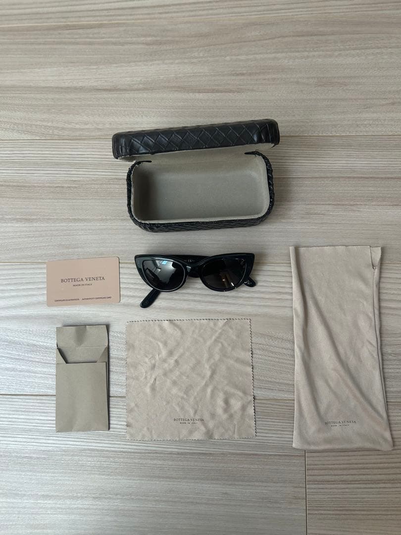 ヨブ　財布込み　 BOTTEGA VENETA キャットアイサングラス