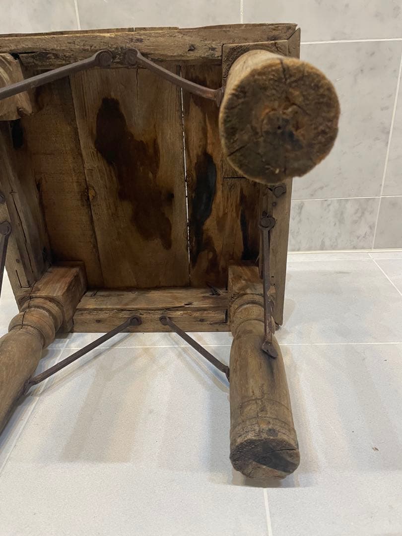 ベルギー　アントワープ　テーブル？　イス？　アイアン　インダストリアルサビ