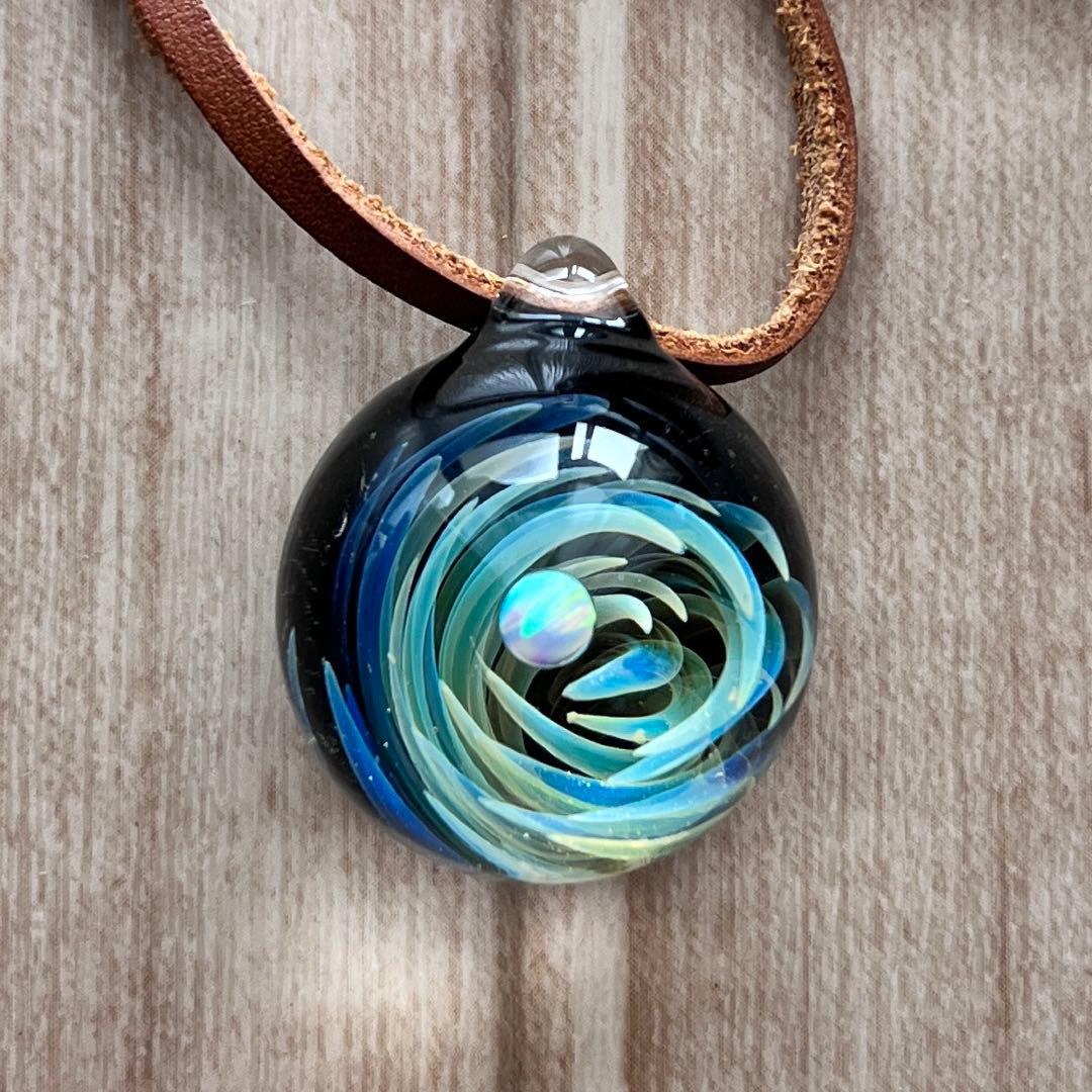 ハンドメイド ガラス ネックレス　宇宙ガラス 渦巻き模様