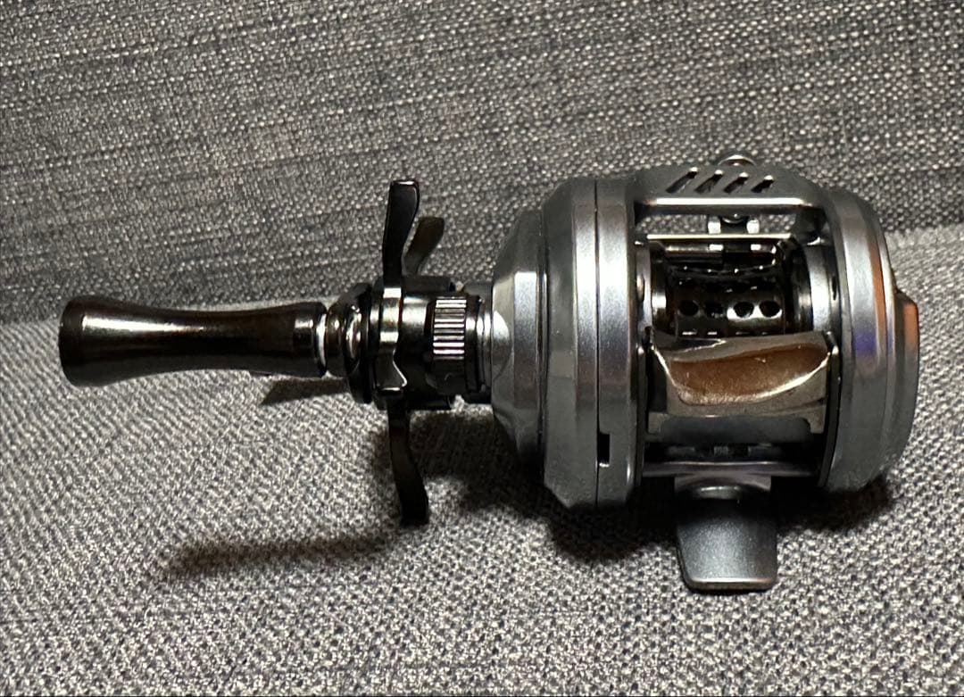 明日までセール！新品 超軽量 丸型ベイトフィネスリール　左ハンドル ベイトリール