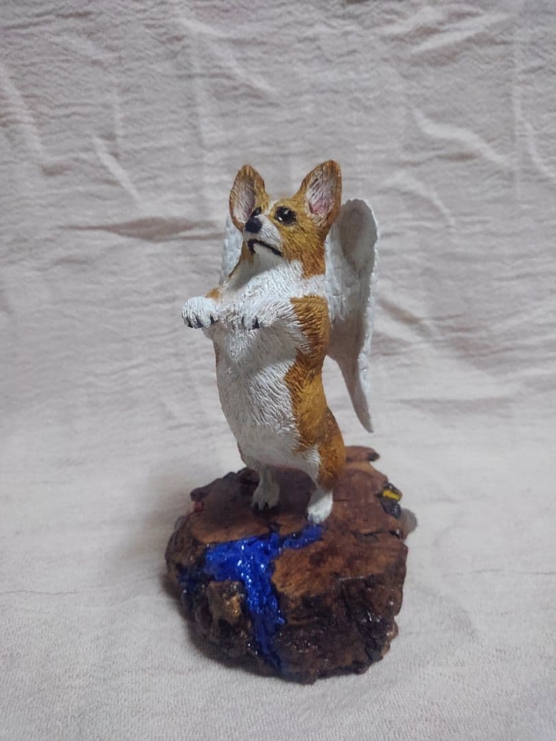 木彫りのコーギー天使への階段