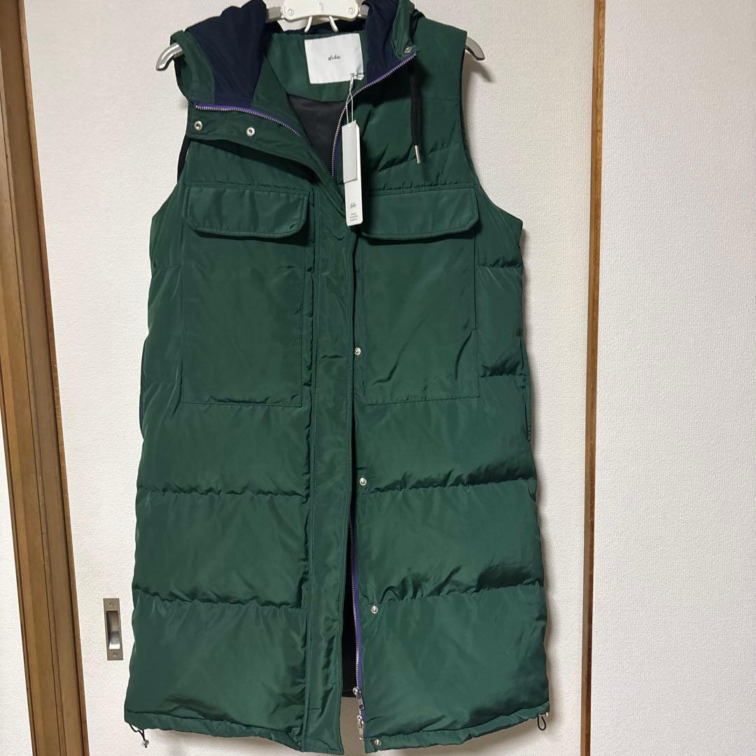 深緑のロングダウンベスト