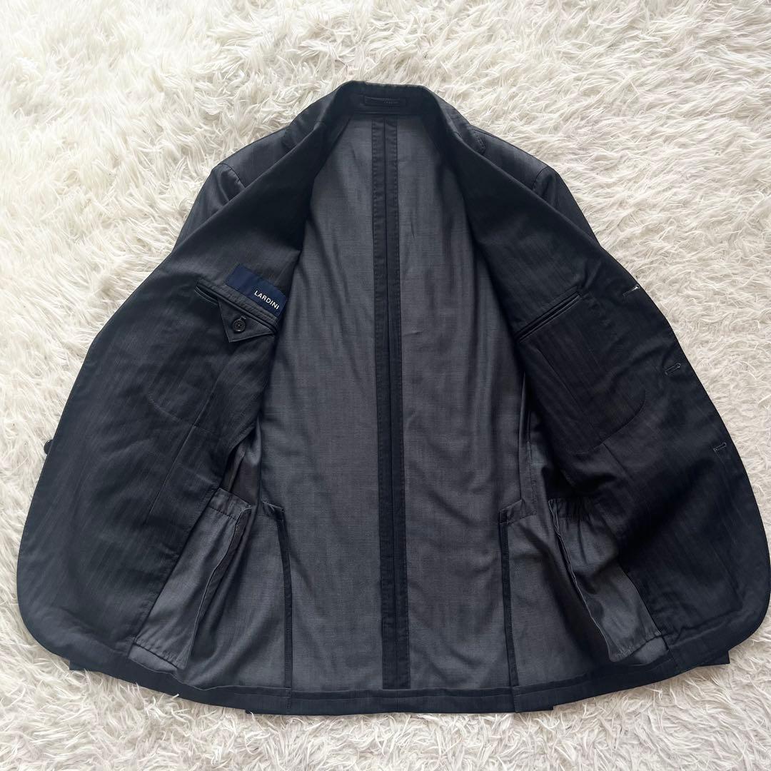 <極美品>LARDINI 新ロゴ ダークグレー ウールスーツ ブートニエール46