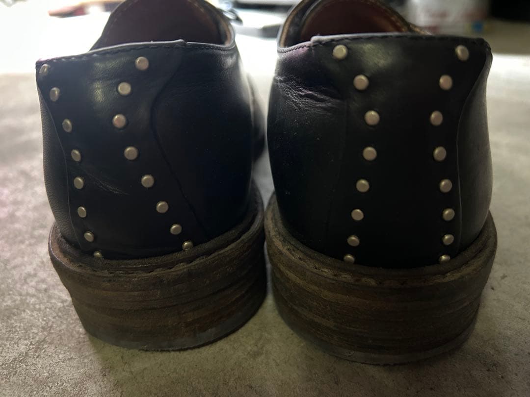 ブッテロ スタッズ付き黒レザーシューズ