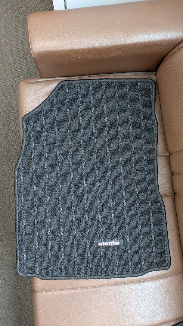 トヨタ シエンタ 純正フロアマット 黒