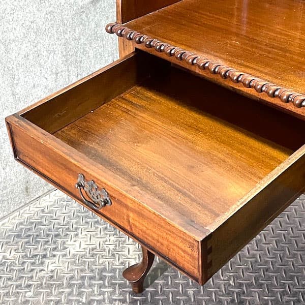アンティーク　デスク　クイーンアン様式　ガブリオールレッグ　猫足　隠し引き出し
