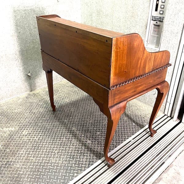 アンティーク　デスク　クイーンアン様式　ガブリオールレッグ　猫足　隠し引き出し