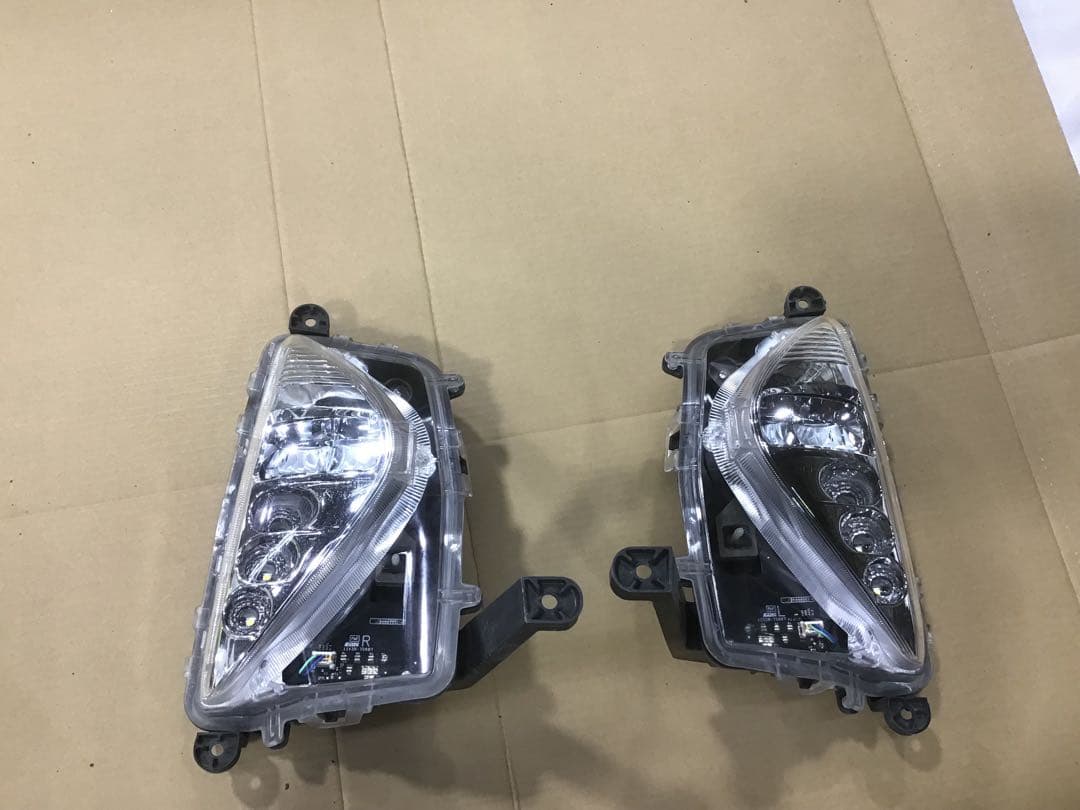 50 プリウス　フォグ　純正