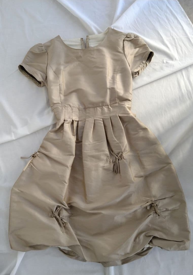 シモネッタ／ベージュ ゴールド半袖パフスリーブ調ワンピース 発表会