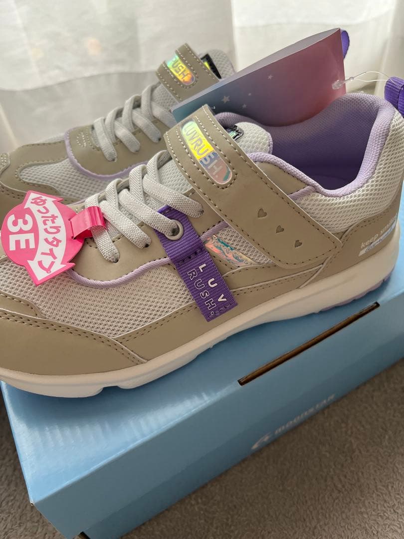 【新品】LUVRUSH ブラック ベージュ　スニーカー　22.5 女の子　3E
