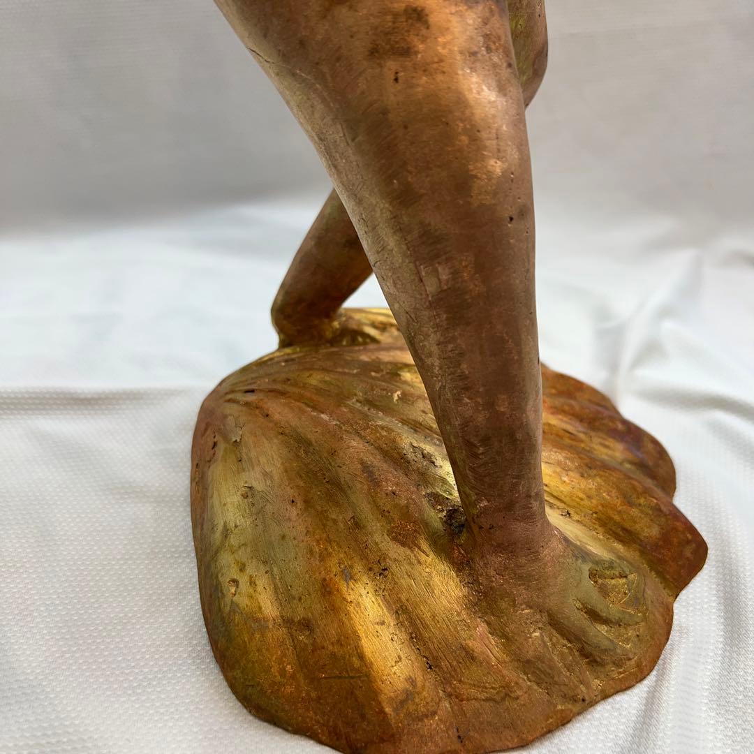 カエル（蛙）が葉っぱの傘を持ってる真鍮の置物