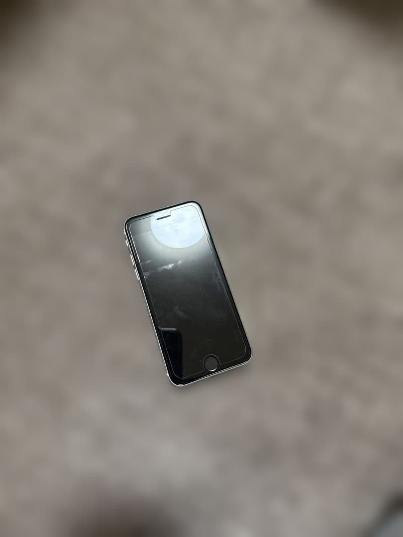 iPhone SEツー本体　SIMロックありau ￼￼￼