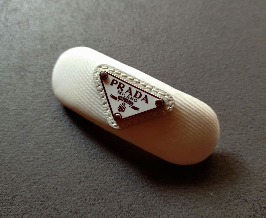 ・PRADA　プラダ ヘアクリップ 三角プレート ナイロン バレッタ
