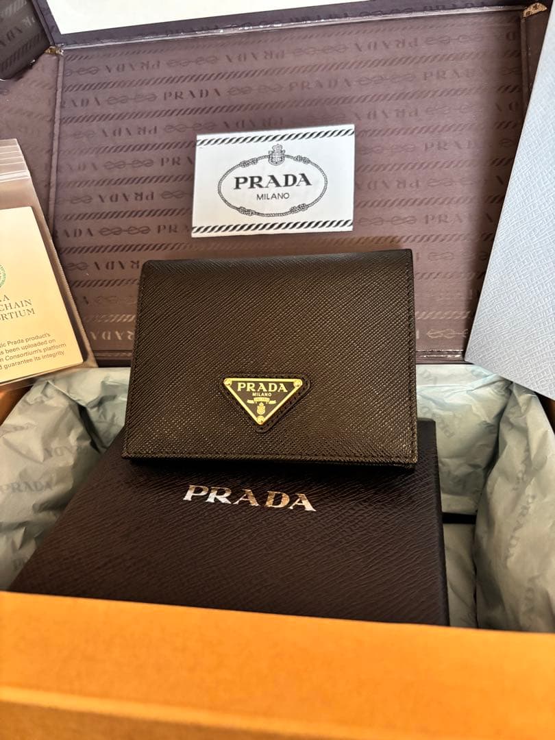 新品　1月3日までの限定価格　プラダ　サフィアーノトライアングル　　　　ゴールド