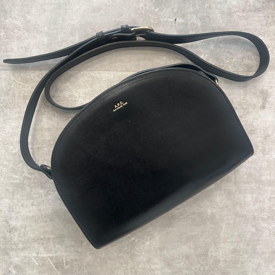 エーペーセー A.P.Cブラック ハーフムーン ショルダーバッグ 普通サイズ