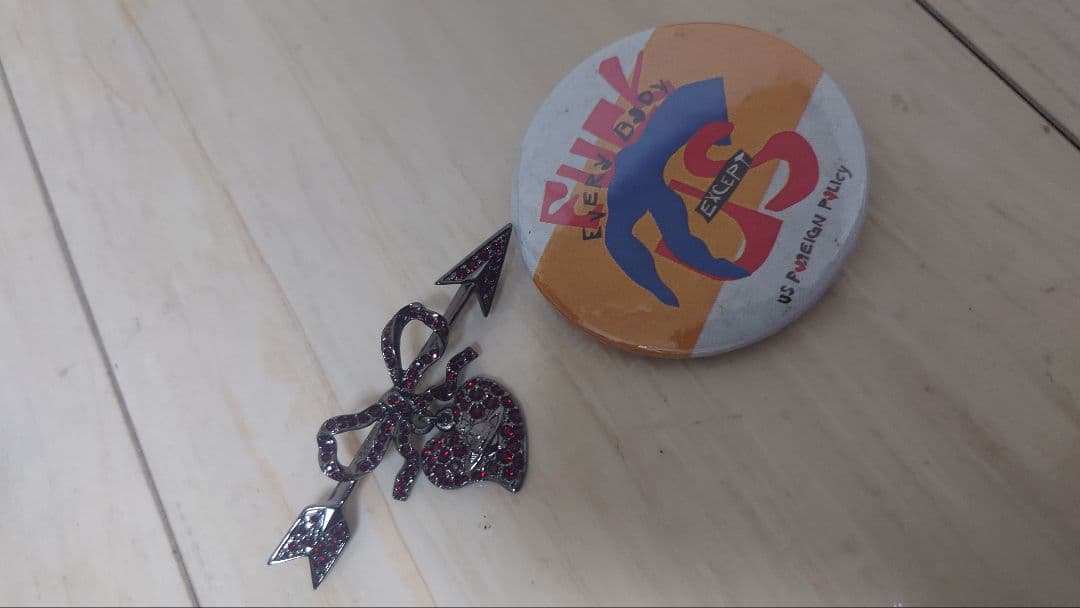 Vivienne バッヂとピンブローチセット