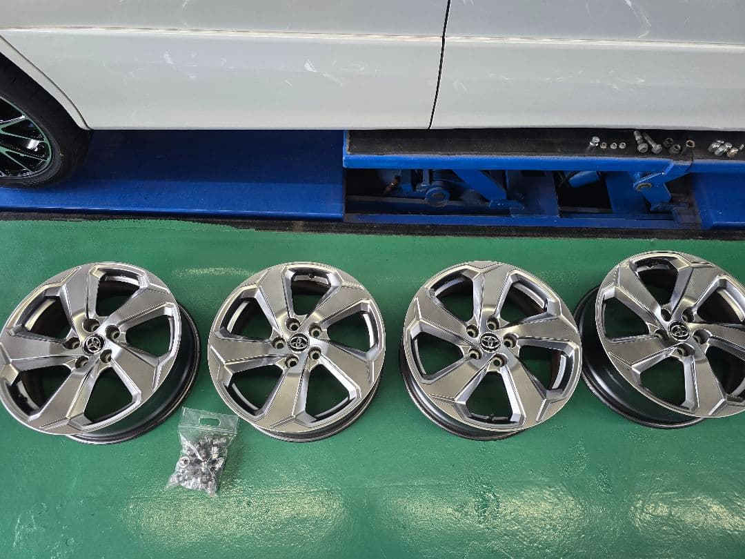 2本出品(４本セット同時販売のみ)トヨタRAV4・18インチ ホイール