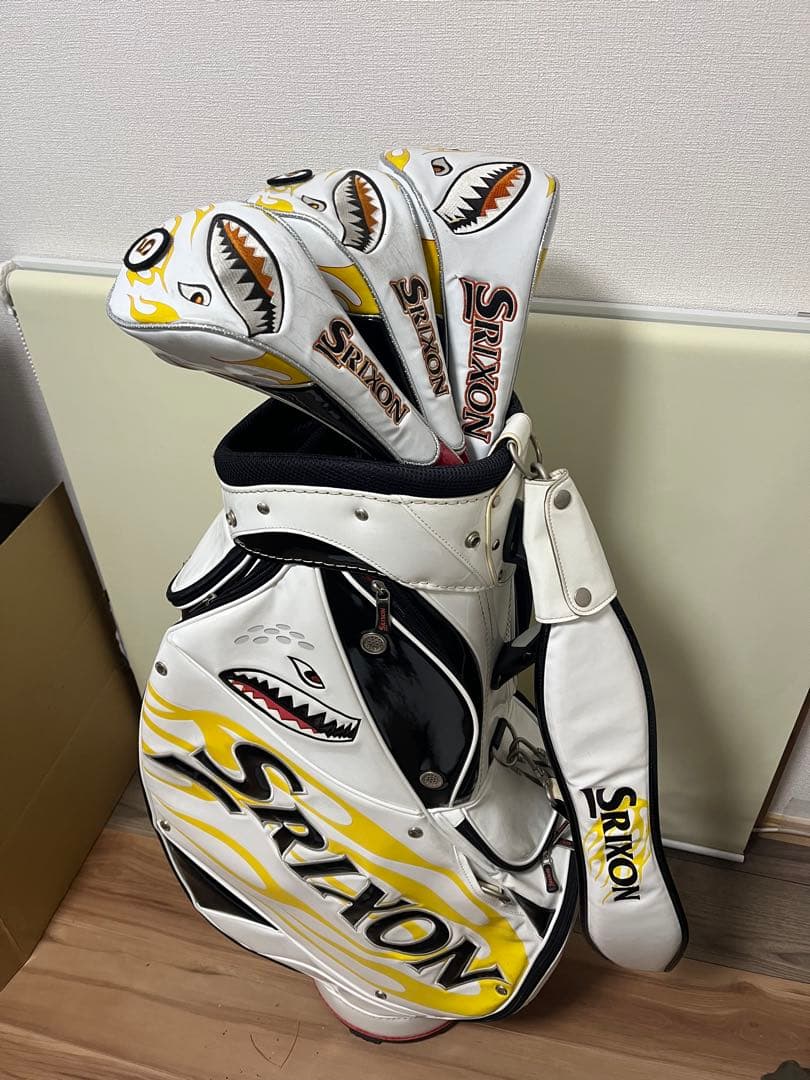 スリクソンキャディバック　ガオモンスター　ヘッドカバー、アイアンカバー、フード付