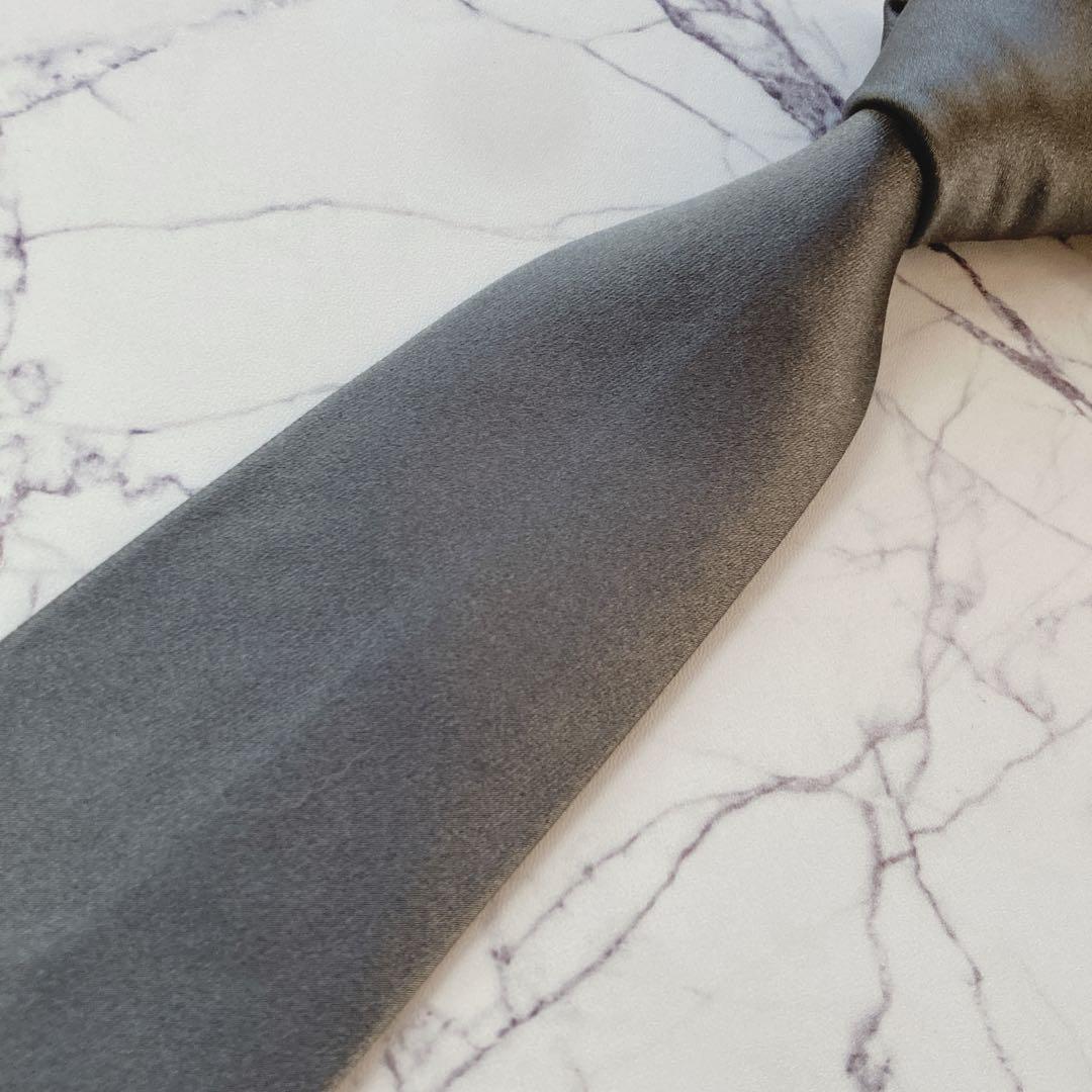 JIL SANDER｜無地・光沢グレー｜高級感あるソリッドタイ