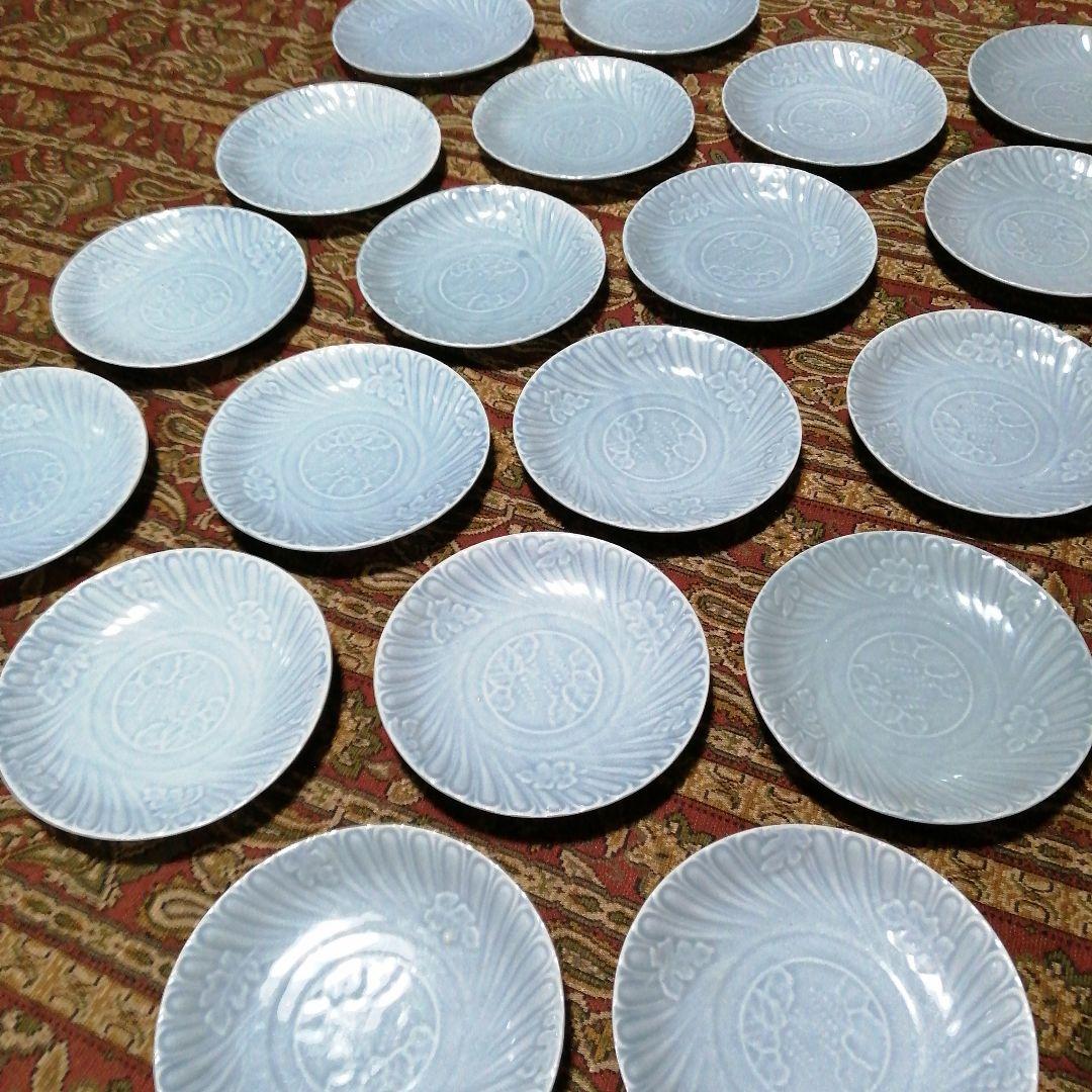 瀬戸焼　青磁陽刻文皿　20枚　15.3cm　大正期～昭和初期